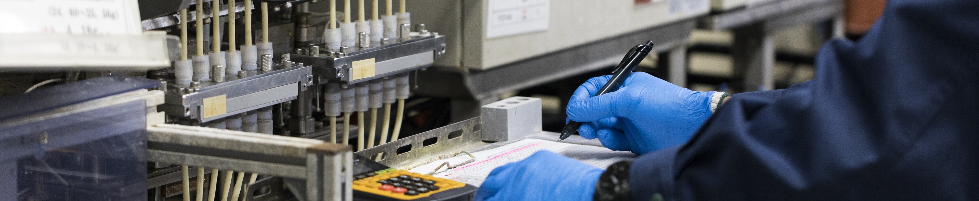 製品が製造ラインで検査されている様子