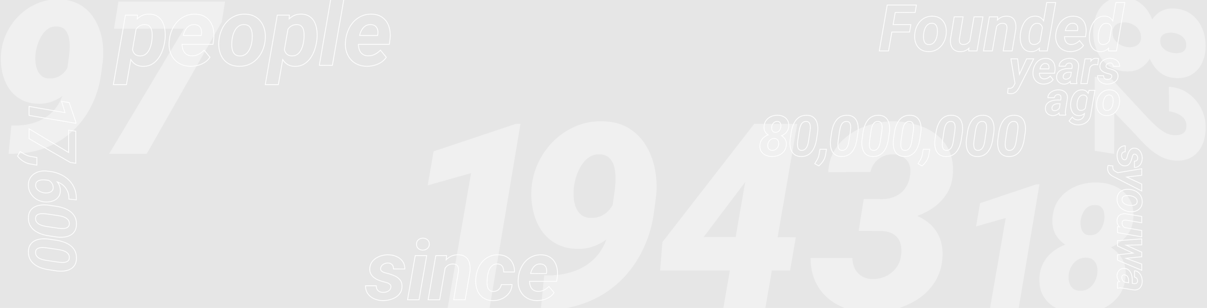 工場の前で話し合いをしている3人の社員