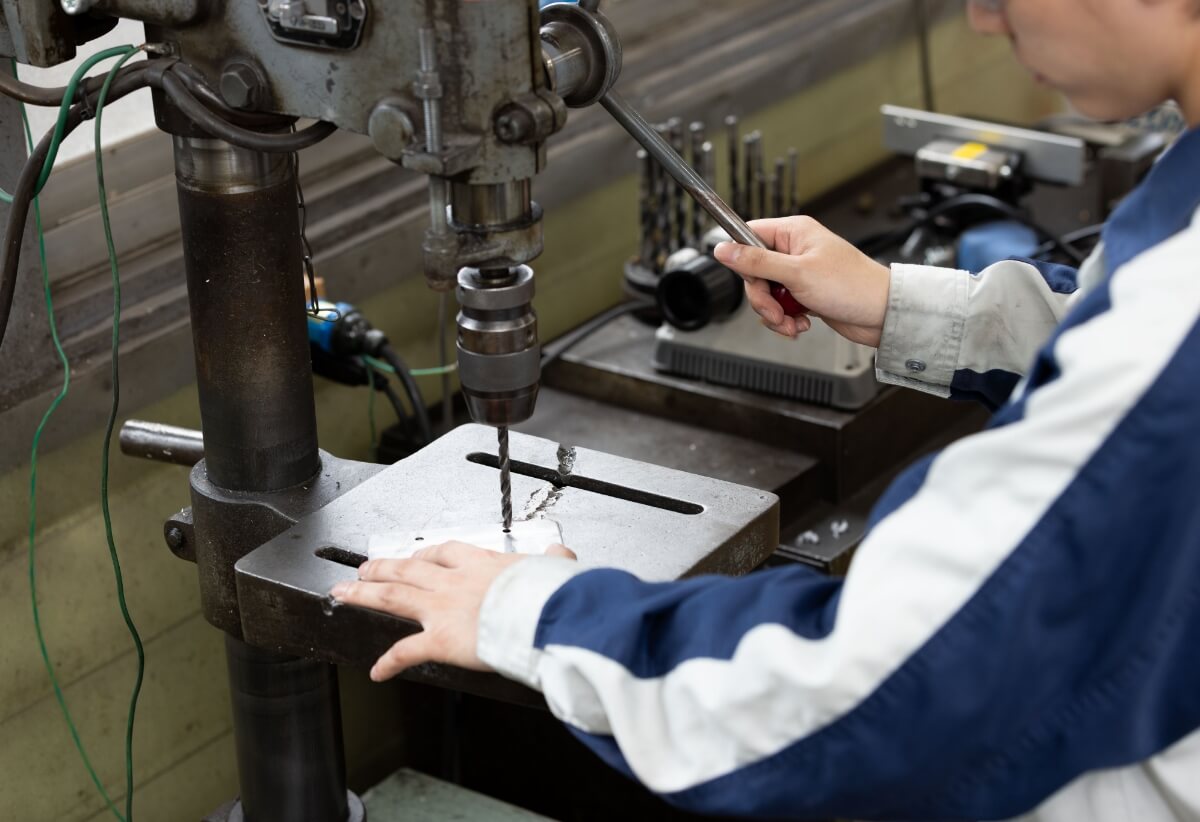 バイク用バッテリーの外観検査を行う作業員の様子