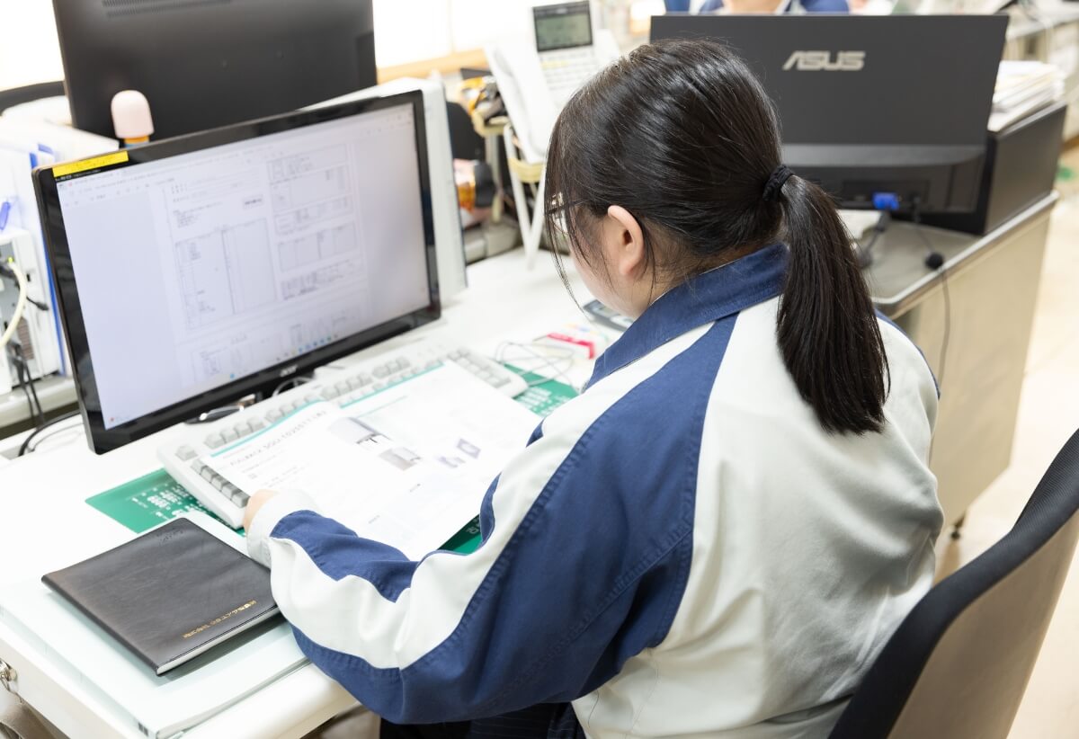 バイク用バッテリーの外観検査を行う作業員の様子