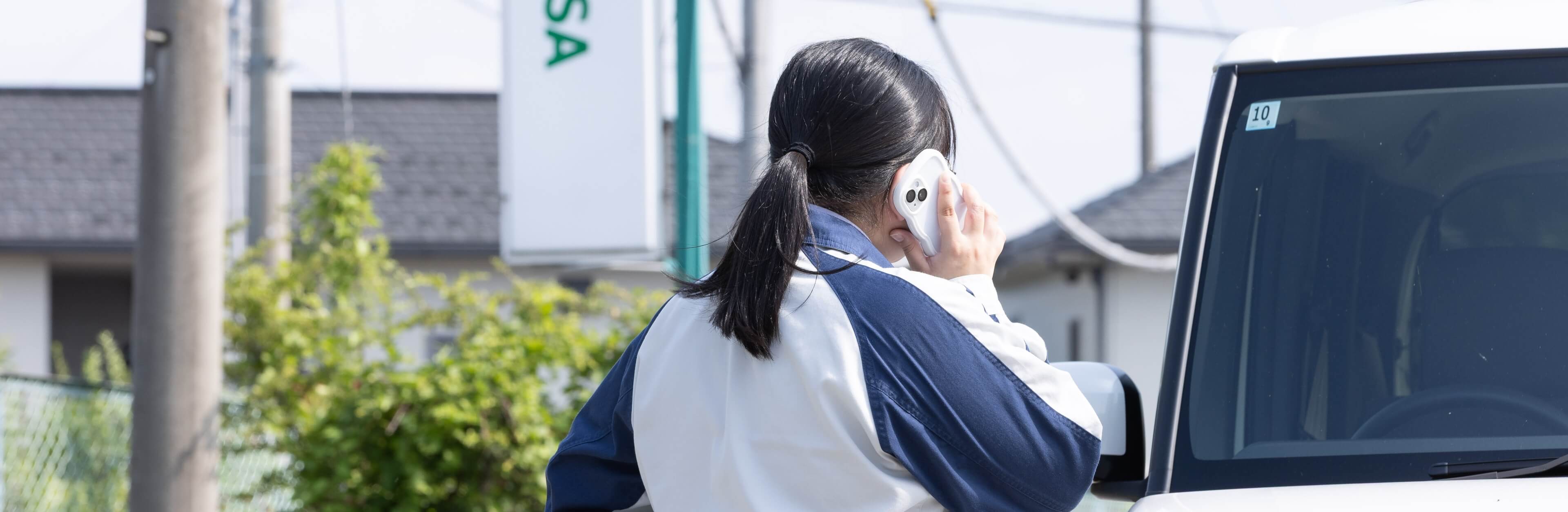 電話をしている女性社員の後ろ姿