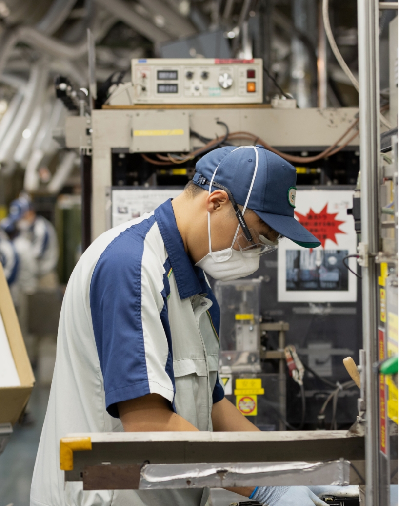 作業中の男性社員の横顔
