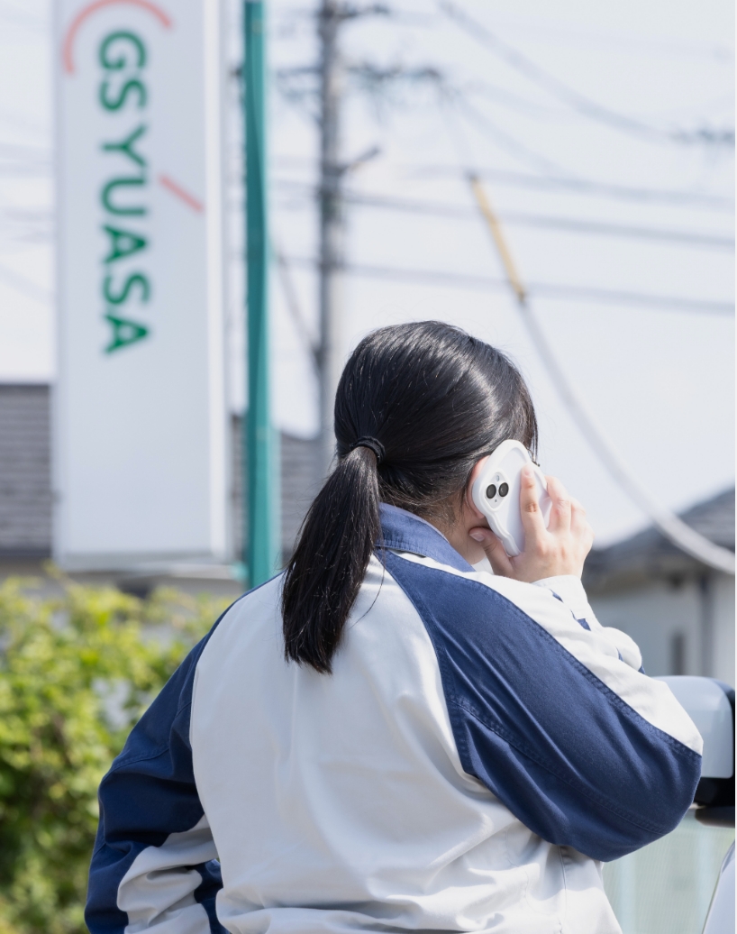 電話をしている女性社員の後ろ姿